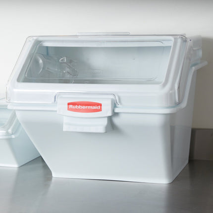 Thùng đựng nguyên liệu để kệ Rubbermaid® FG9G5800WHT ProSave 48 lít / 200 cup màu trắng nắp trượt kèm muỗng