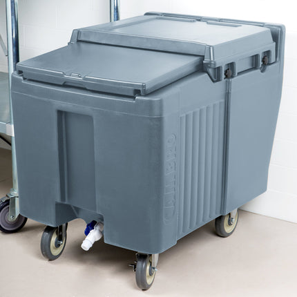 Khoang đá di động Cambro ICS125L401 SlidingLid màu xanh đá phiến - Sức chứa 56,7 kg