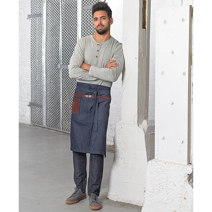 Tạp dề bistro vải denim draper Mercer Culinary M63204DEN Metro Edge Wyatt xanh indigo, chi tiết da nâu, giá treo khăn và