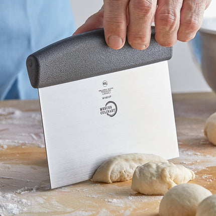 Dao cạo bột thép không gỉ carbon cao Mercer Culinary M18810P Millennia® 15 x 12,7 cm tay cầm đen