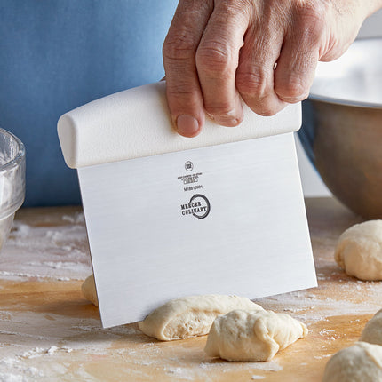 Dao cạo bột thép không gỉ carbon cao Mercer Culinary M18810WH Millennia® 15 x 12,7 cm tay cầm trắng