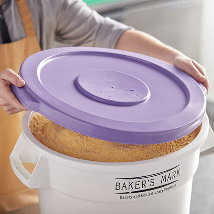 Nắp thùng đựng nguyên liệu tròn chống dị ứng Baker's Mark 38 lít / 160 cup màu tím