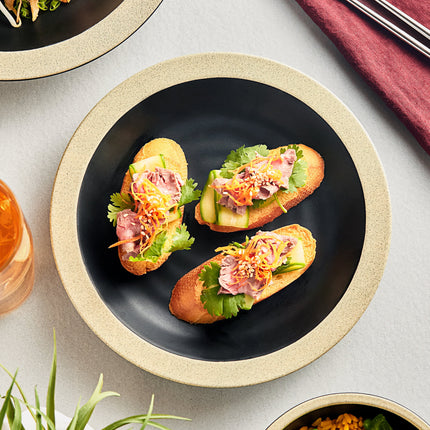 Đĩa melamine đen mờ viền ngà Acopa Ugoki 22,9 cm - Gói 12 cái