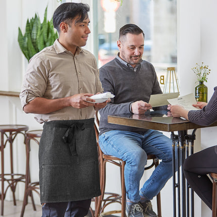 Tạp dề bistro nửa thân vải denim Acopa Kennett đen, 2 túi và dây viền đen