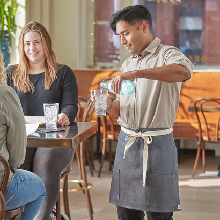 Tạp dề bistro nửa thân vải denim Acopa Kennett xám, 2 túi và dây viền tự nhiên