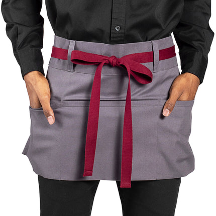 Tạp dề nửa thân vải poly-cotton có thể tùy chỉnh Uncommon Chef 3103 Beltway xám đá, dây viền đỏ mận và 3 túi