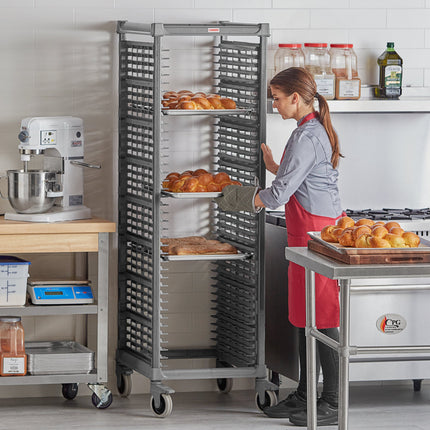 Giá để khay nướng Cambro Camshelving Ultimate nạp đầu 40 khay bánh xe nhựa - chưa lắp ráp
