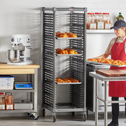 Giá đựng khay nướng Cambro UPR1826F40 Camshelving® Ultimate 40 khay nạp đầu với kim loại bánh xe - chưa lắp