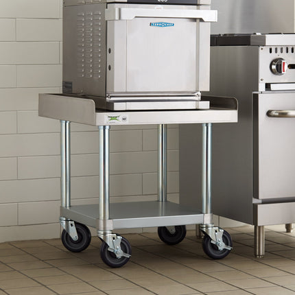 Bàn đặt thiết bị inox 16 gauge Regency 61 x 61 cm có kệ dưới mạ kẽm và bánh xe
