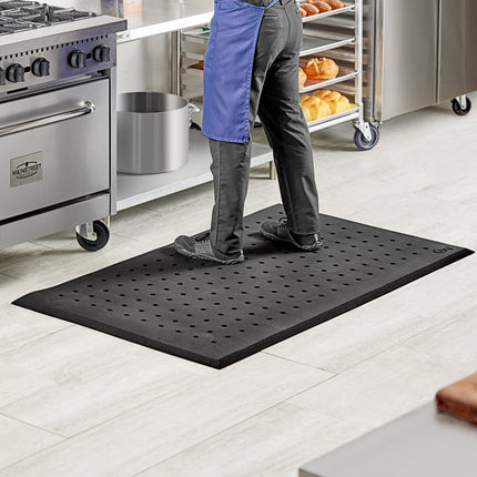 Thảm lót sàn cao su nitrile giảm mỏi Choice màu đen có lỗ thoát 91 x 152 cm dày 1,9 cm