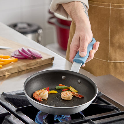 Chảo rán nhôm chống dính QuanTanium® Vigor A3000 Series 21 cm tay cầm bọc silicone