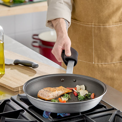 Chảo rán nhôm chống dính QuanTanium® Vigor A3000 Series 32 cm tay cầm mạ