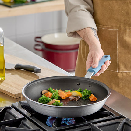 Chảo rán nhôm chống dính QuanTanium® Vigor A3000 Series 32 cm tay cầm bọc silicone
