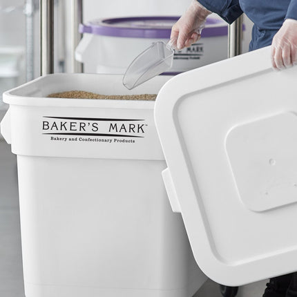 Thùng đựng nguyên liệu nắp phẳng Baker's Mark 121 lít / 510 cup màu trắng kèm nắp