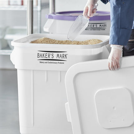 Thùng đựng nguyên liệu di động nắp phẳng Baker's Mark 121 lít / 510 cup màu trắng kèm nắp