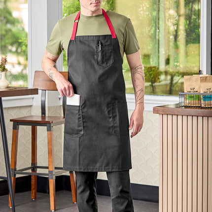 Tạp dề yếm vải poly-cotton có thể tùy chỉnh Uncommon Chef 3104 Rebel đen, dây viền đỏ và 3 túi