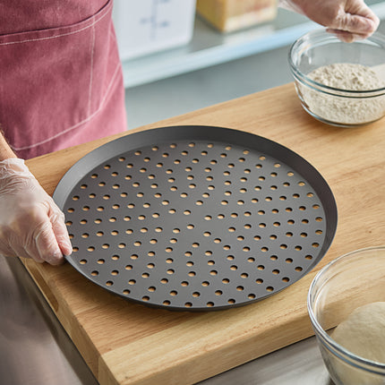 Khay nướng pizza nhôm anod hóa cứng đục lỗ dạng cắt American Metalcraft CAR15PHC 38 cm
