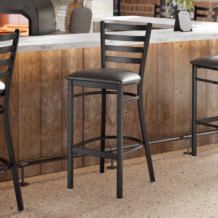 Ghế quầy bar lưng thang khung đen Lancaster Table & Seating với nệm vinyl đen 6,4 cm - Nệm rời