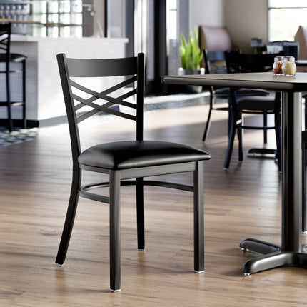 Ghế lưng chéo Lancaster Table & Seating hoàn thiện đen với đệm vinyl đen 6,4 cm - Đệm rời