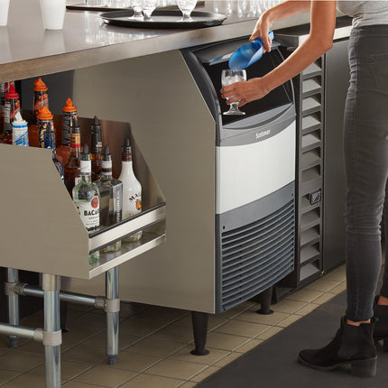 Máy làm đá nugget dưới quầy làm mát bằng khí Scotsman UN324AX-1A 61 cm với thùng chứa 36 kg - 154 kg, 115V