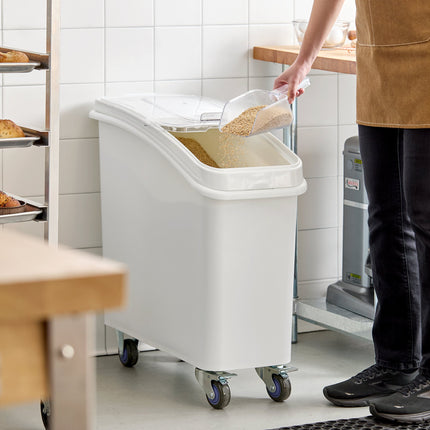 Thùng đựng nguyên liệu di động nắp trượt Baker's Lane 79 lít / 335 cup màu trắng kèm muỗng