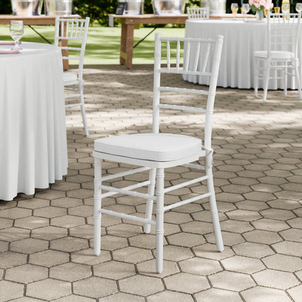 Ghế Chiavari gỗ trắng Lancaster Table & Seating với đệm trắng