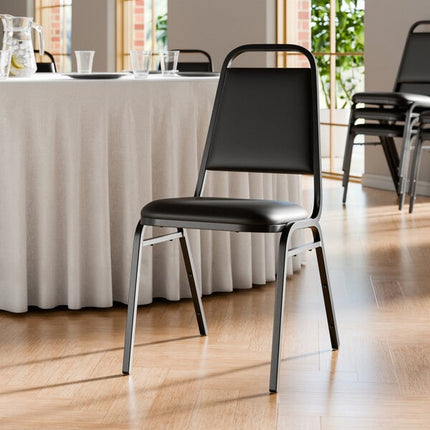 Ghế tiệc Lancaster Table & Seating đen xếp chồng với 2,5 cm đệm ngồi