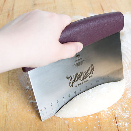 Dao cạo bột thép không gỉ chịu nhiệt Mercer Culinary M18370 Hell's Handle® 15 x 13 cm tay cầm đỏ đô