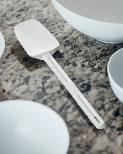 Cây Phết Hình Thìa Rubbermaid FG193800WHT 42 cm - Trắng