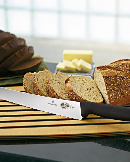 Dao Cắt Bánh Mì Victorinox 5.2933.26 Lưỡi Răng Cưa 26 cm Cán Fibrox Pro Đen
