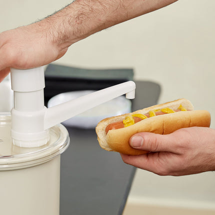 Bộ bình phân phối gia vị cách nhiệt Cambro ColdFest 1,6 lít màu trắng kèm vòi bơm đầu cố định và nắp