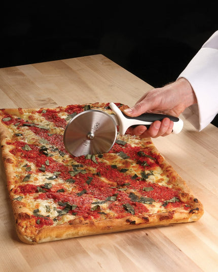 Dao Cắt Pizza Mercer Culinary M18604WH 10.2 cm Cán Santoprene®/Polypropylene Trắng, Thép Cacbon Cao Nhật Bản