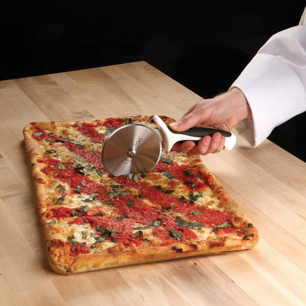 Dao Cắt Pizza Mercer Culinary M18604WH 10.2 cm Cán Santoprene®/Polypropylene Trắng, Thép Cacbon Cao Nhật Bản