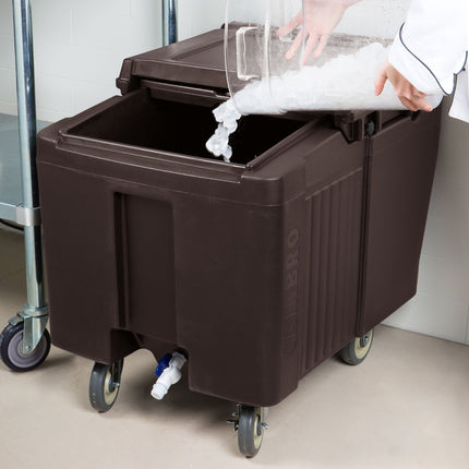 Thùng đá di động Cambro ICS125L131 SlidingLid màu nâu đậm - Sức chứa 57 kg