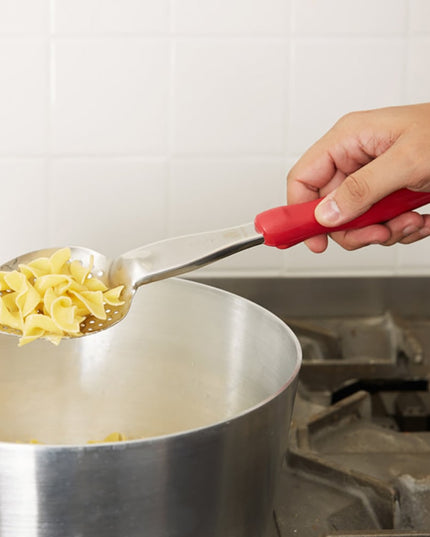 Thìa Có Lỗ Hạng Nặng Vollrath 6414240 35.6 cm Tay Cầm Nylon Đỏ