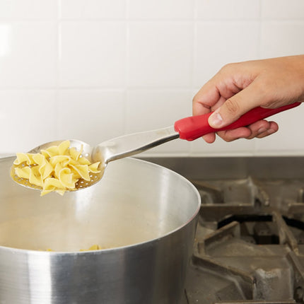 Thìa Có Lỗ Hạng Nặng Vollrath 6414240 35.6 cm Tay Cầm Nylon Đỏ