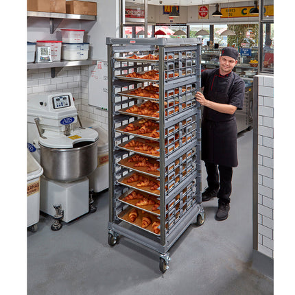 Giá để khay nướng Cambro Camshelving Ultimate nạp đầu 20 khay bánh xe kim loại - đã lắp ráp