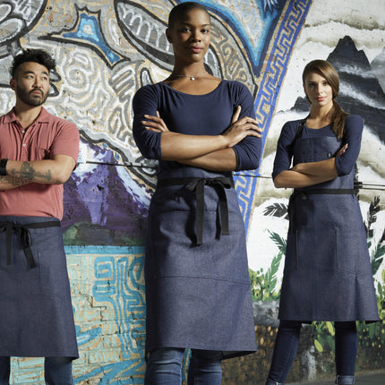 Tạp dề bistro vải denim 100% cotton có thể tùy chỉnh Uncommon Chef 3107 Underground xanh indigo, dây viền đen và 3 túi