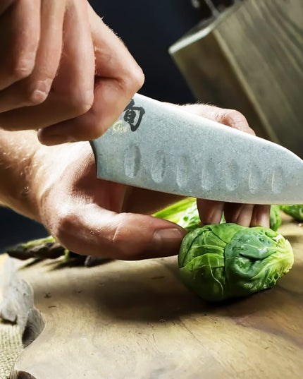 Dao Santoku Shun SWT0727 14 cm Lưỡi Thép Carbon Cán Gỗ