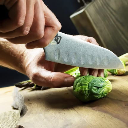 Dao Santoku Shun SWT0727 14 cm Lưỡi Thép Carbon Cán Gỗ