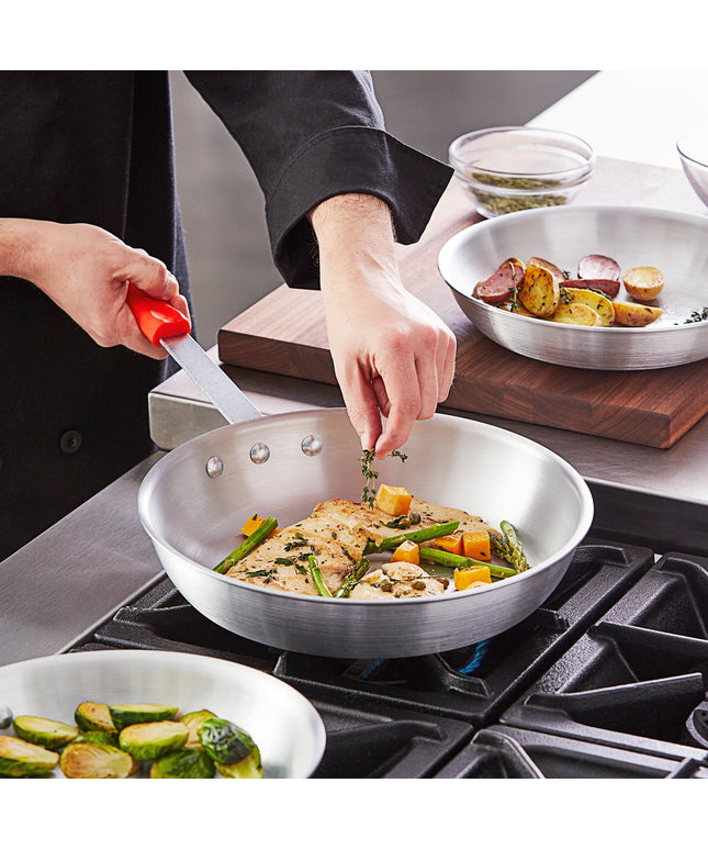Chảo rán nhôm Choice 30 cm tay cầm silicone đỏ