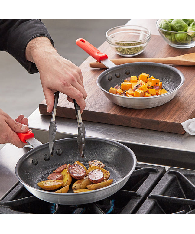 Bộ 2 chảo rán nhôm chống dính Choice tay cầm silicone đỏ - Chảo 20 cm và 25 cm