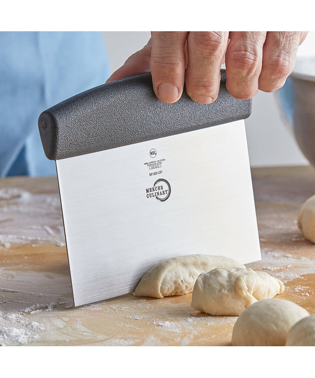 Dao cạo bột thép không gỉ carbon cao Mercer Culinary M18810P Millennia® 15 x 12,7 cm tay cầm đen