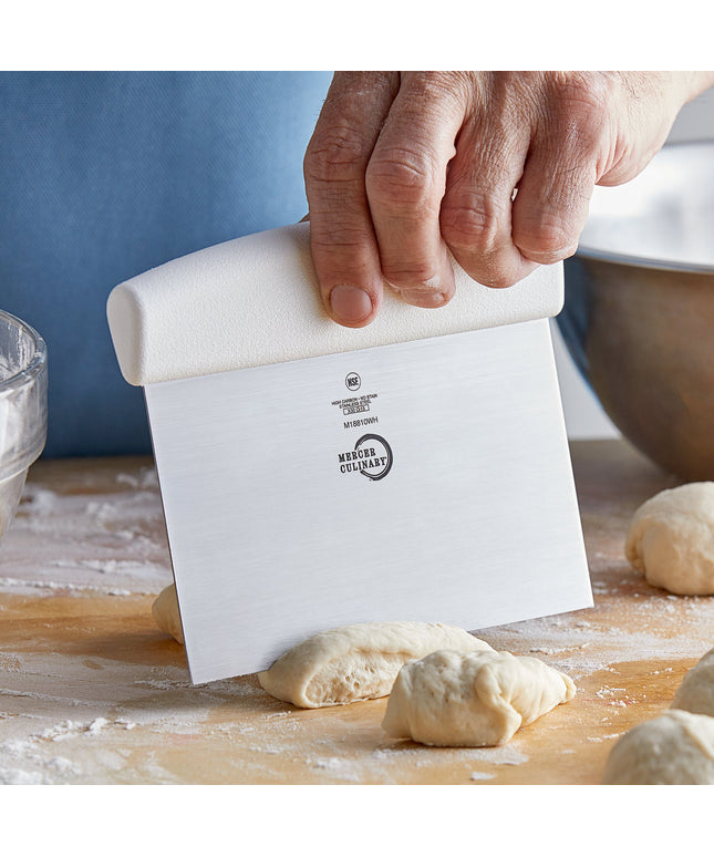 Dao cạo bột thép không gỉ carbon cao Mercer Culinary M18810WH Millennia® 15 x 12,7 cm tay cầm trắng