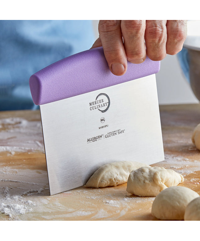 Dao cạo bột thép không gỉ carbon cao Mercer Culinary M18810PU Millennia® 15 x 12,7 cm tay cầm tím chống dị ứng
