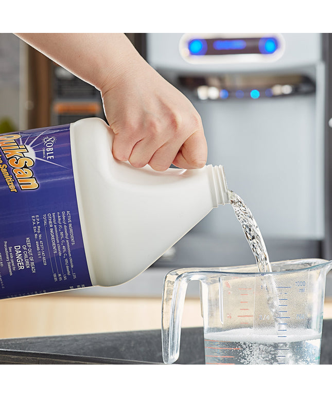 Dung dịch khử trùng máy đá Noble Chemical QuikSan an toàn niken 3,8 lít / 128 oz cô đặc - Thùng 4 can