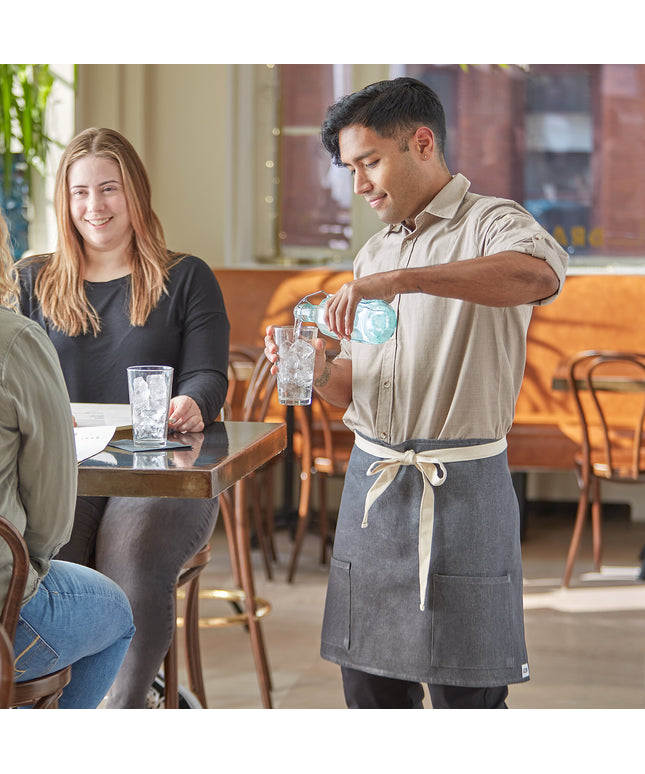 Tạp dề bistro nửa thân vải denim Acopa Kennett xám, 2 túi và dây viền tự nhiên