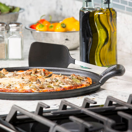 Khay Pizza Có Tay Cầm Tablecraft CW30118 34.3 cm Gang
