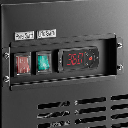 Tủ mát trưng bày để bàn đen cửa bản lề Avantco CRM-7-HC - 116,1 lít