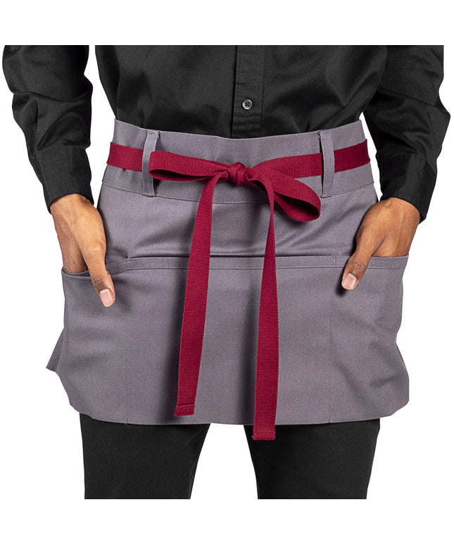 Tạp dề nửa thân vải poly-cotton có thể tùy chỉnh Uncommon Chef 3103 Beltway xám đá, dây viền đỏ mận và 3 túi